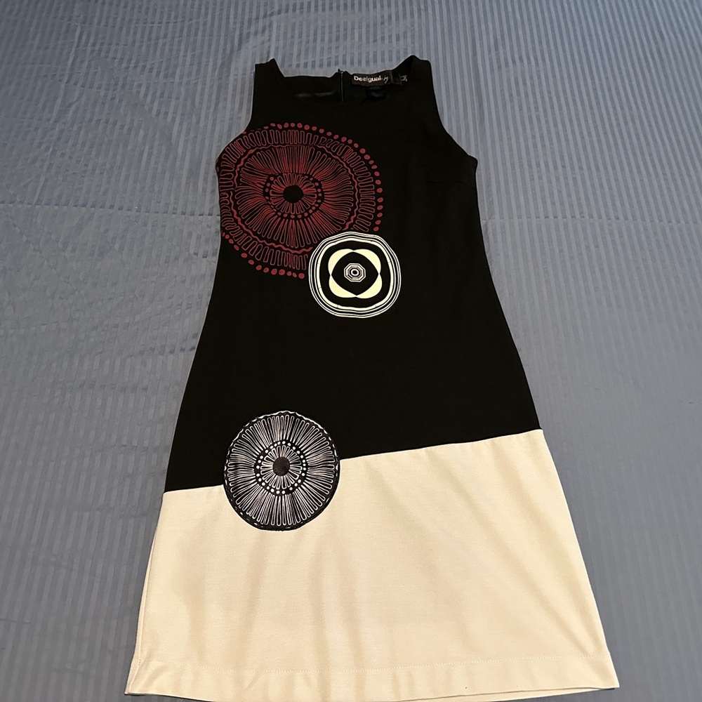 Desigual Elegant Black and White Sleeveless Dress with Red Accents
